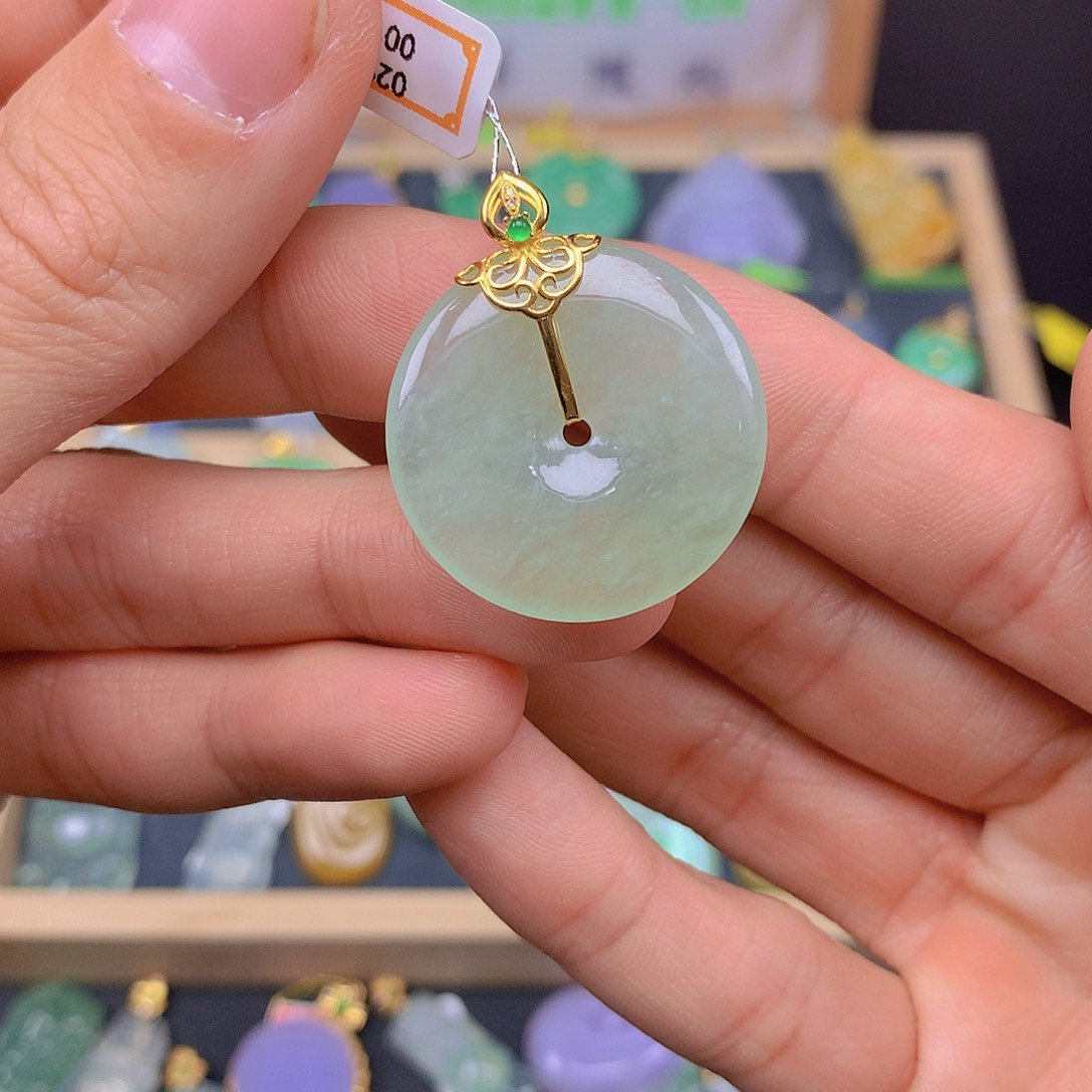 翡翠颈饰18K金镶嵌翡翠