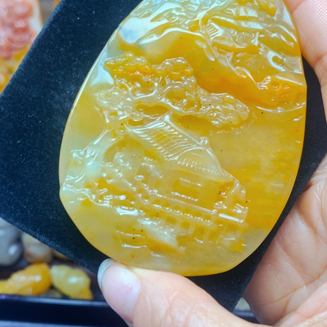 未镶嵌石英质玉（黄龙玉）颈饰