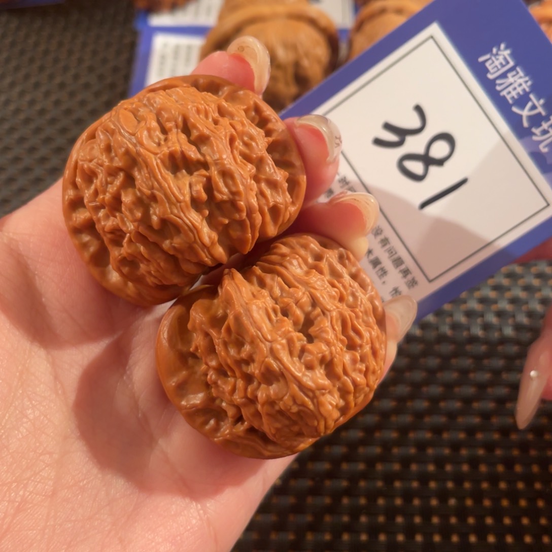 文玩核桃把件381号41尺白狮子