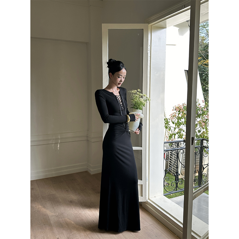 VENUIE【心动攻略】性感显瘦深V绑带辣妹气质收腰弹力褶皱裙24663