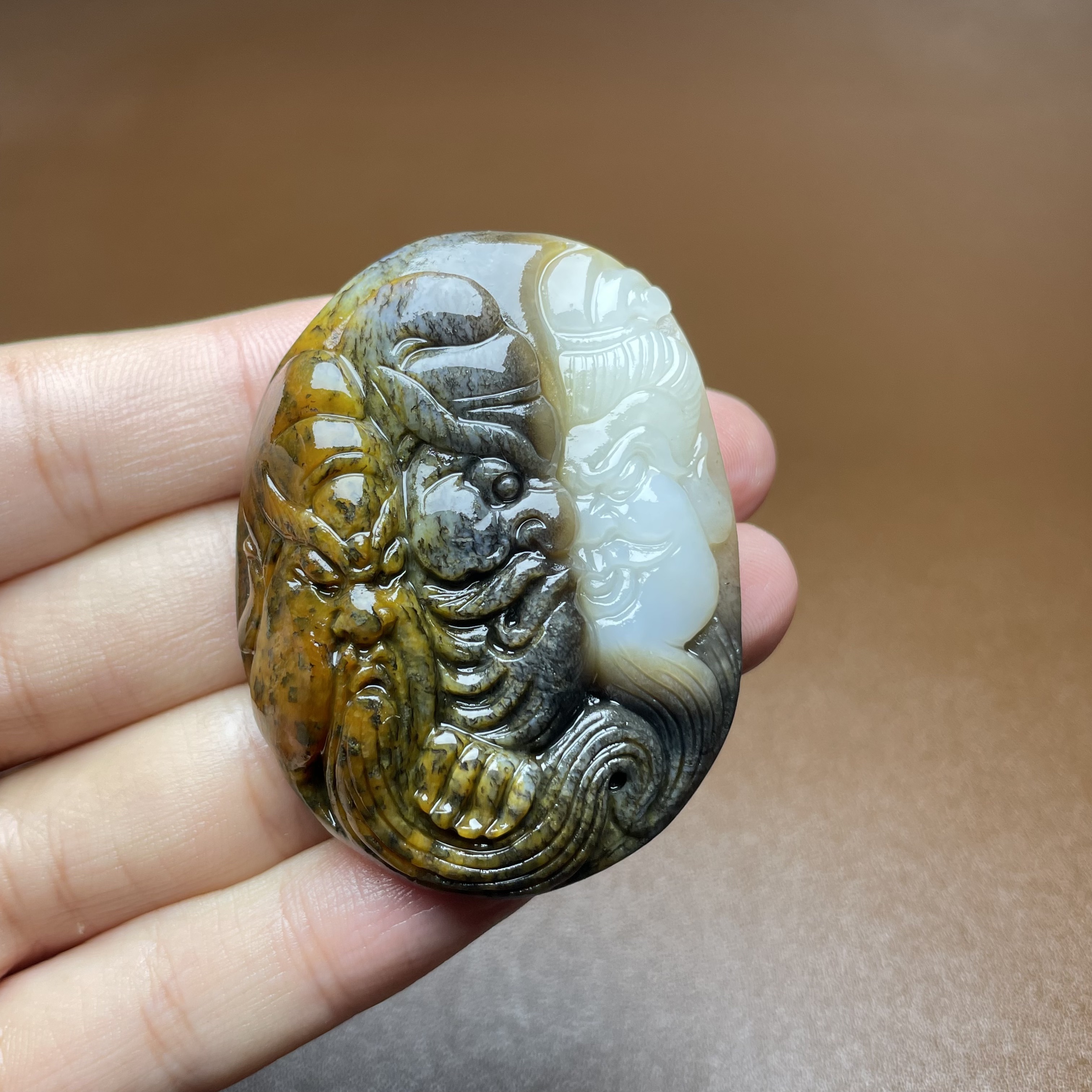 新疆和田玉特色挂件 大师亲工桃园三结义 俄料黄沁皮三色巧雕