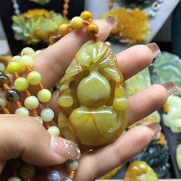 蛇纹石玉挂件未镶嵌