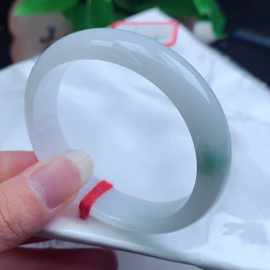 翡翠手镯未镶嵌       贵妃53 白底飘蓝花