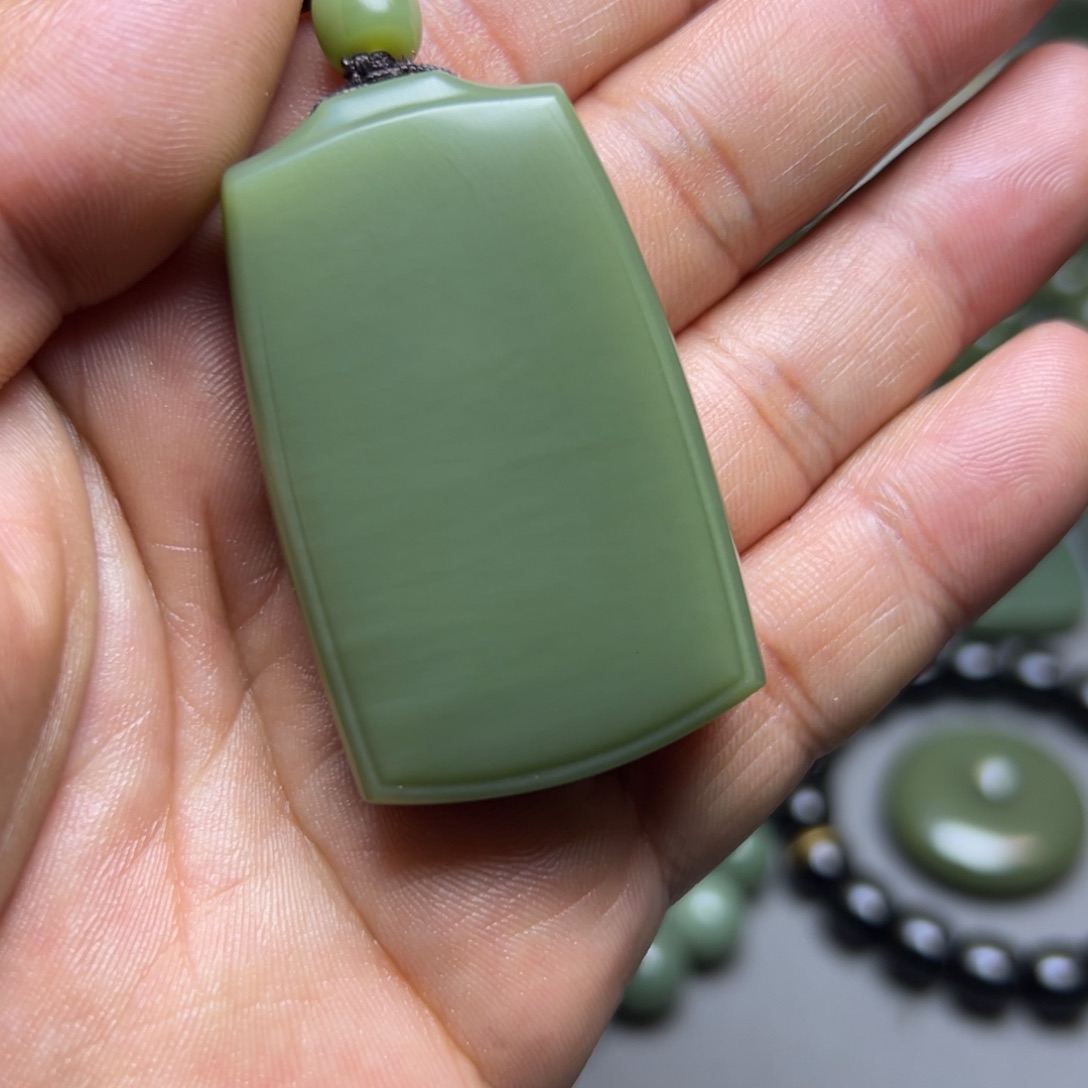 和田玉未镶嵌手链沙枣青豆青351无事牌