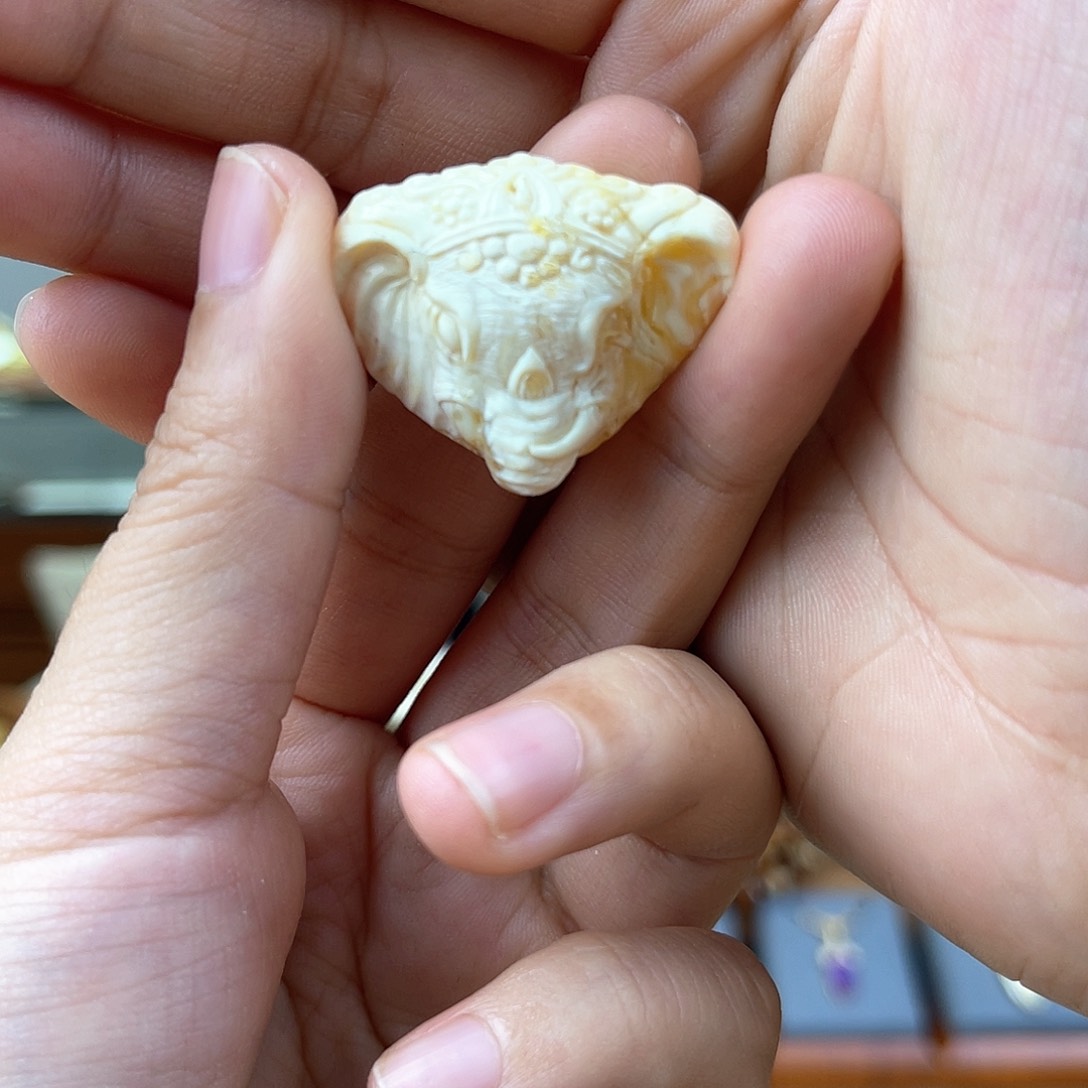 琥珀裸石未镶嵌蜜蜡雕刻件