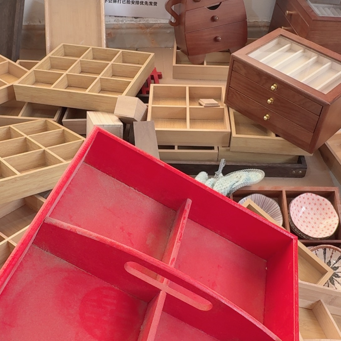 红色手提四宫格微瑕拍下，不退不换