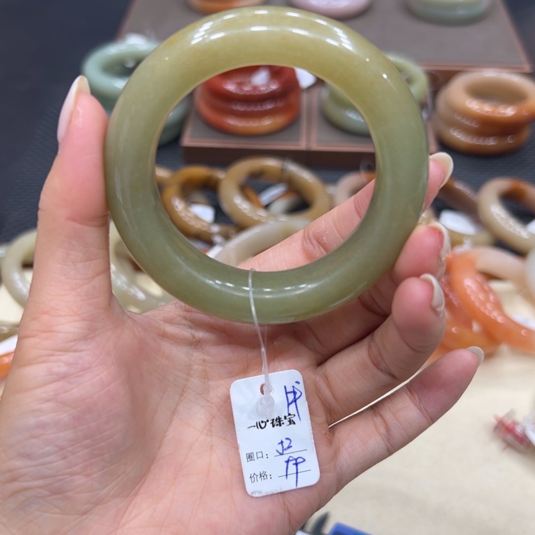 未镶嵌手镯石英质玉