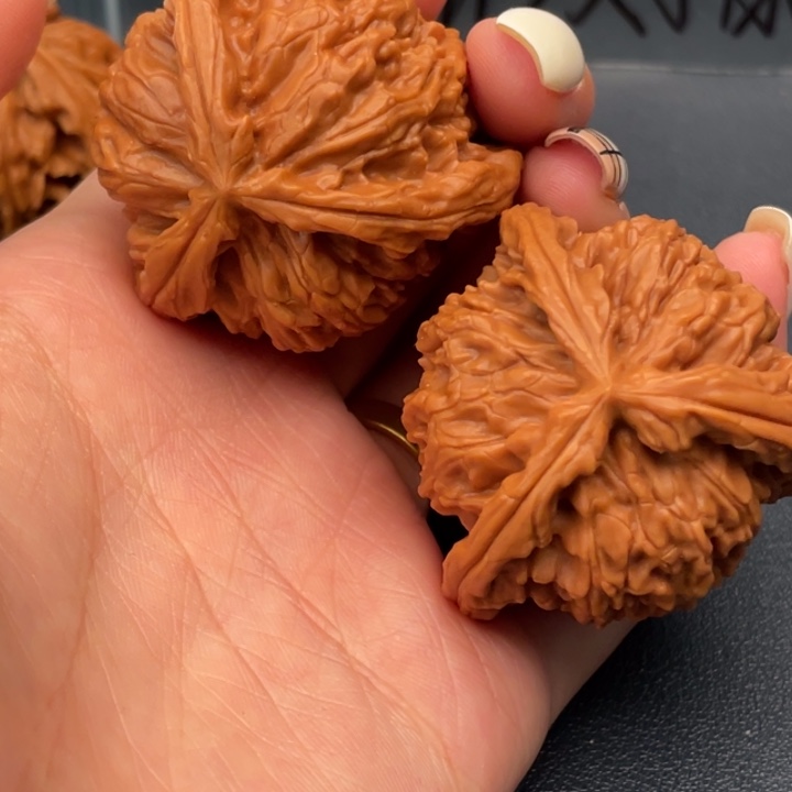 杨***子文玩核桃吊坠白狮子