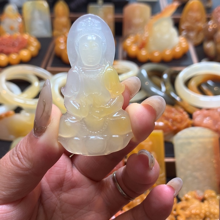 未镶嵌石英质玉（黄龙玉）挂件