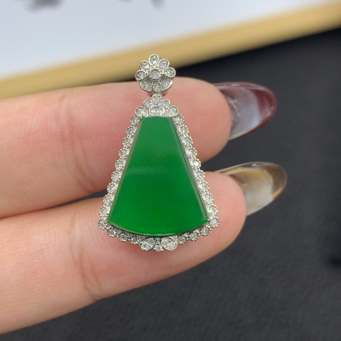 颈饰18K金镶嵌翡翠无事牌