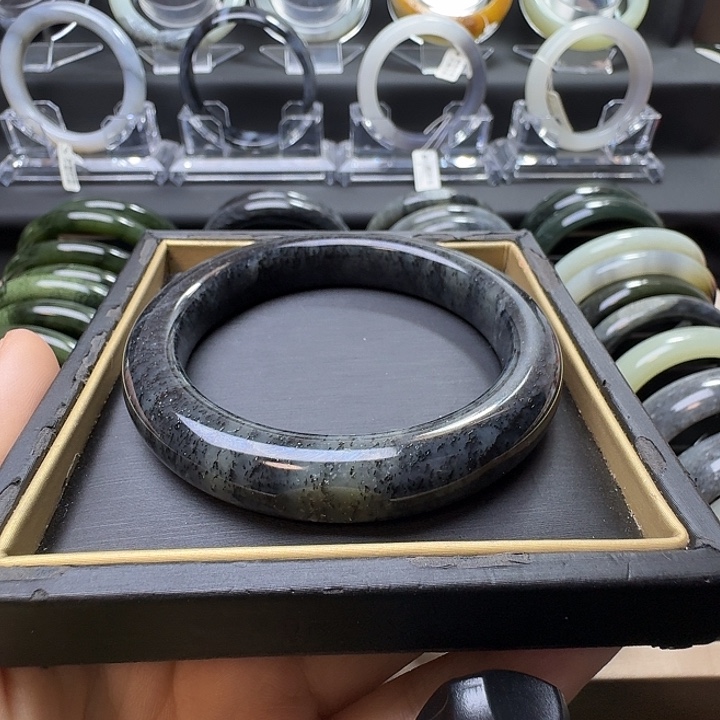 和田玉未镶嵌手镯