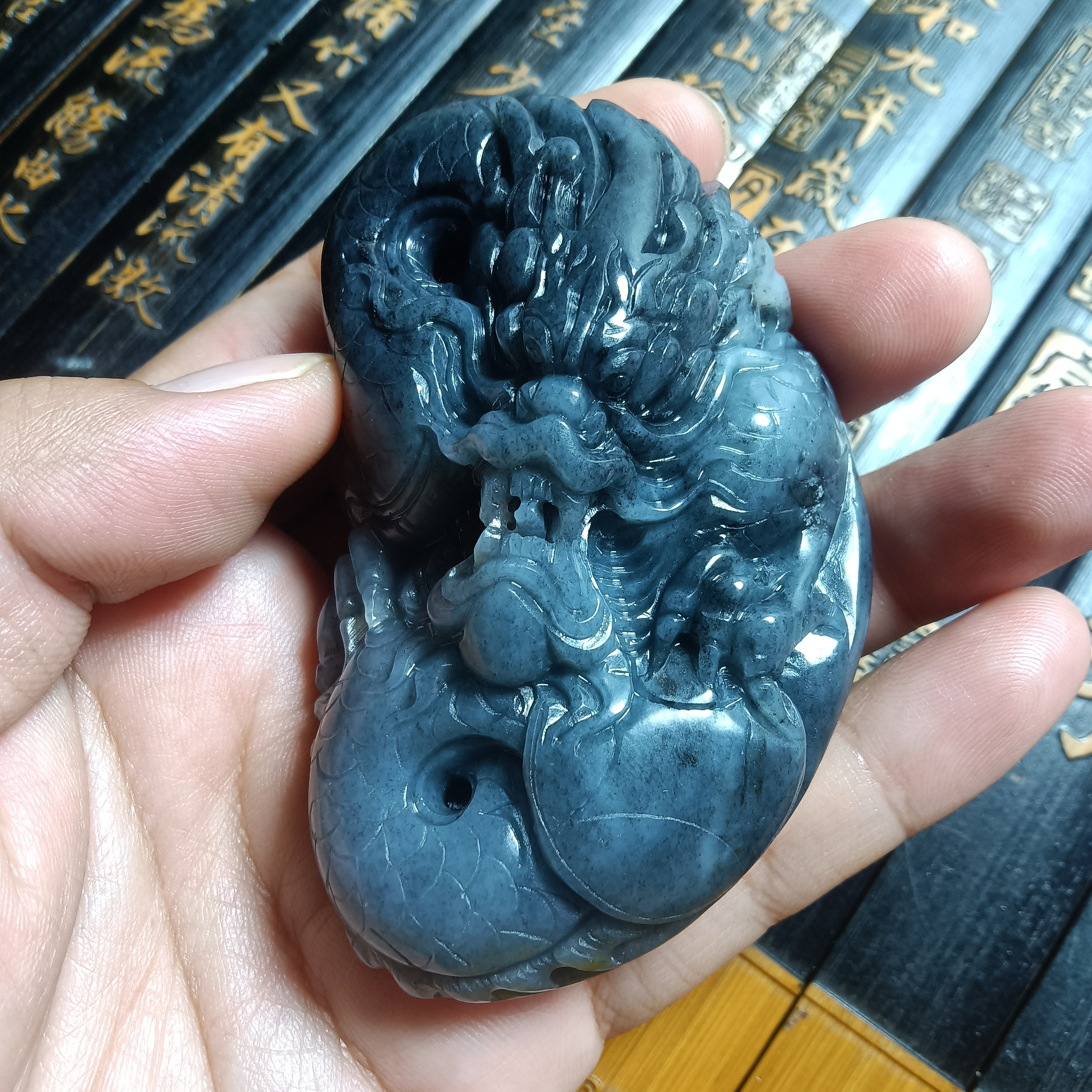 新疆和田玉青花手把龙，手工雕刻料子细润揉光净货天然无优化