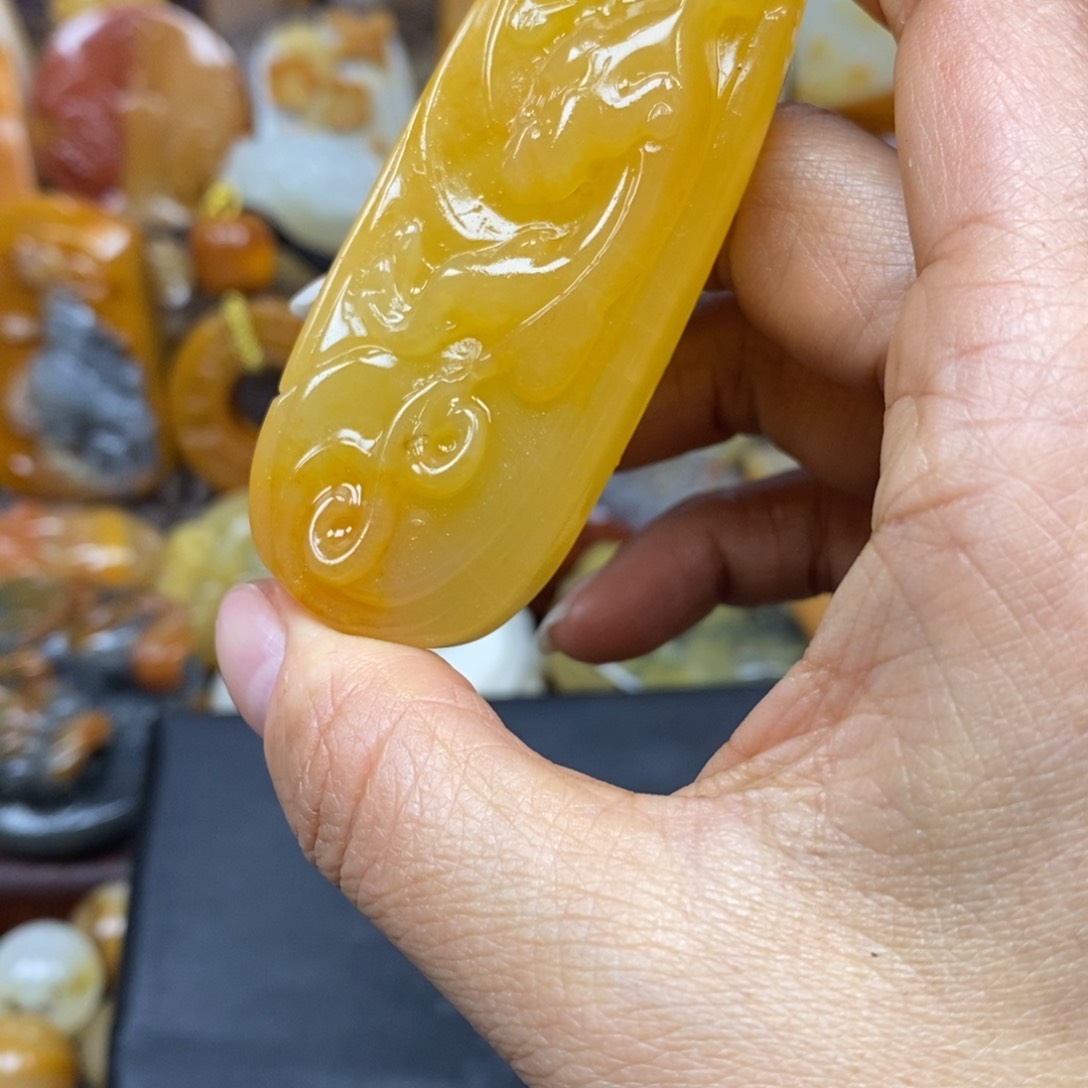 石英质玉（黄龙玉）颈饰未镶嵌