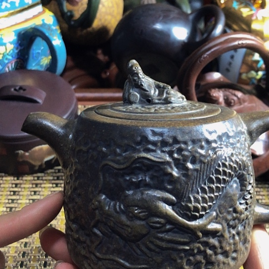 紫砂茶壶原矿泥料手工制作的紫砂壶。