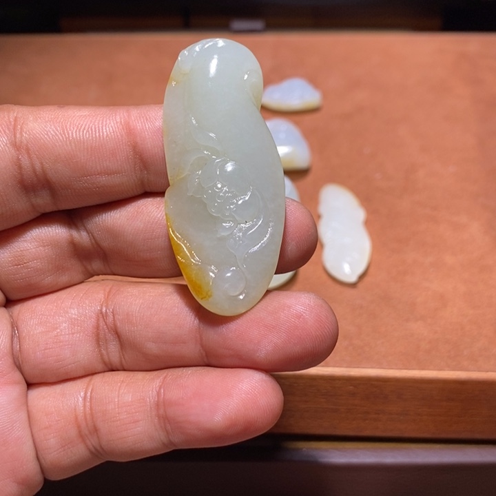 彪***！和田玉（白玉）未镶嵌颈饰