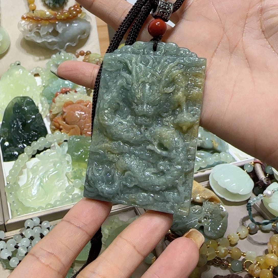 未镶嵌蛇纹石玉吊坠