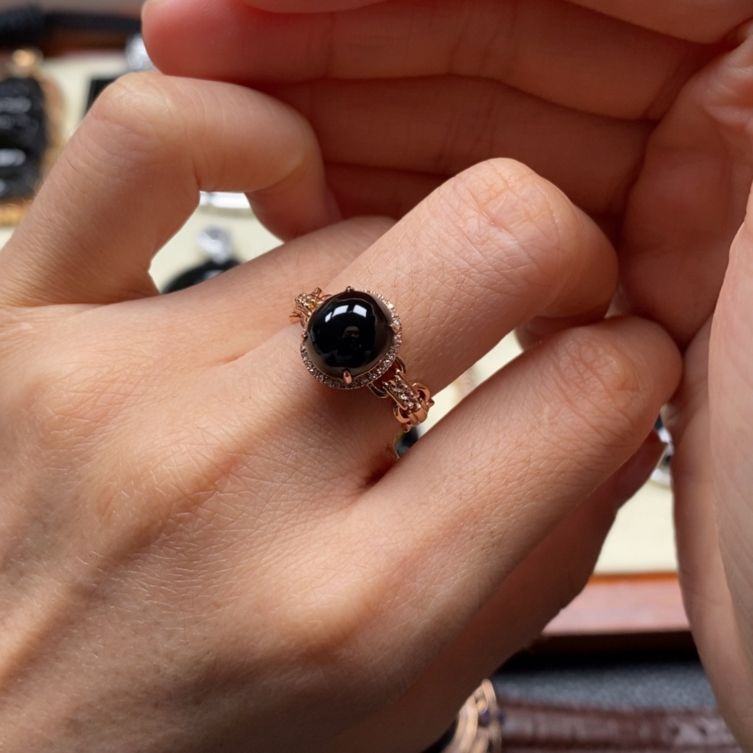 翡翠戒指18K金镶嵌蛋面