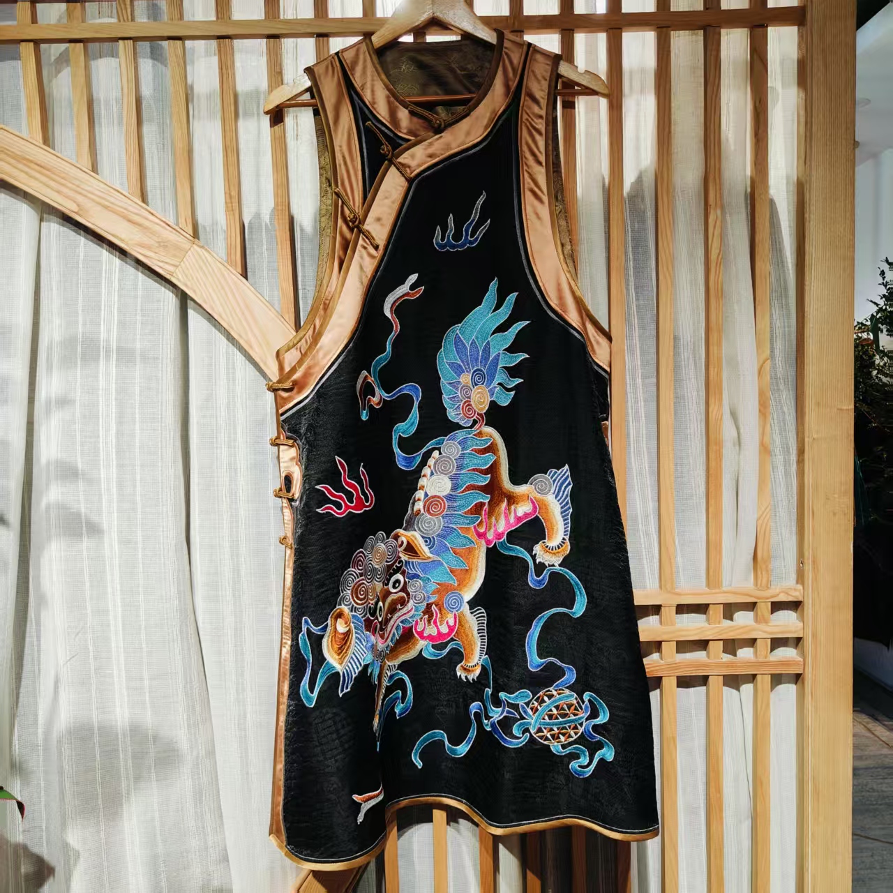 凤徕兮私人定制黑色福禄底咖色狮子刺绣包边无袖马甲  (HM25002) 