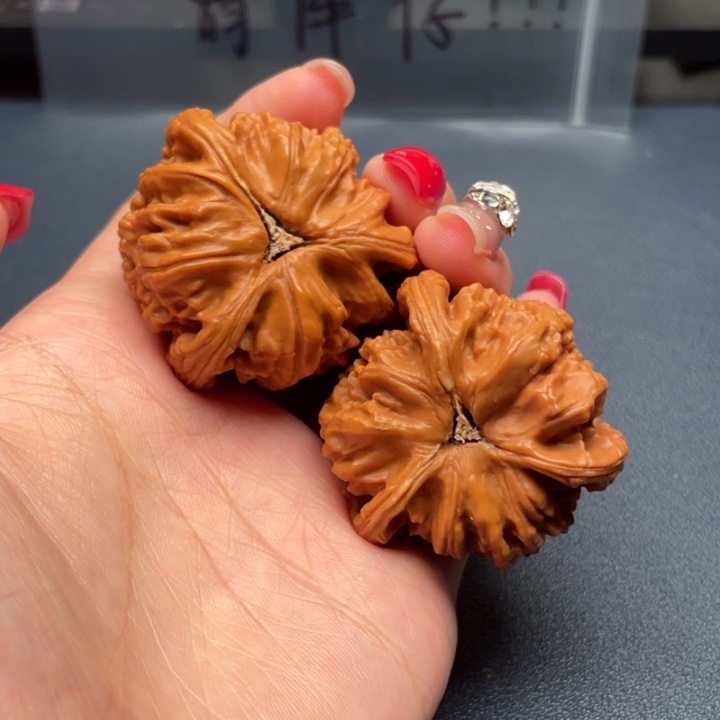 H***O文玩核桃吊坠白狮子