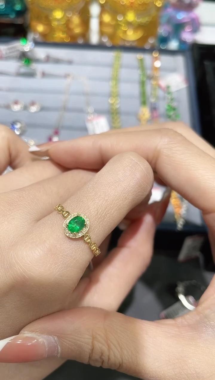 18K金镶嵌祖母绿戒指猪鼻子款