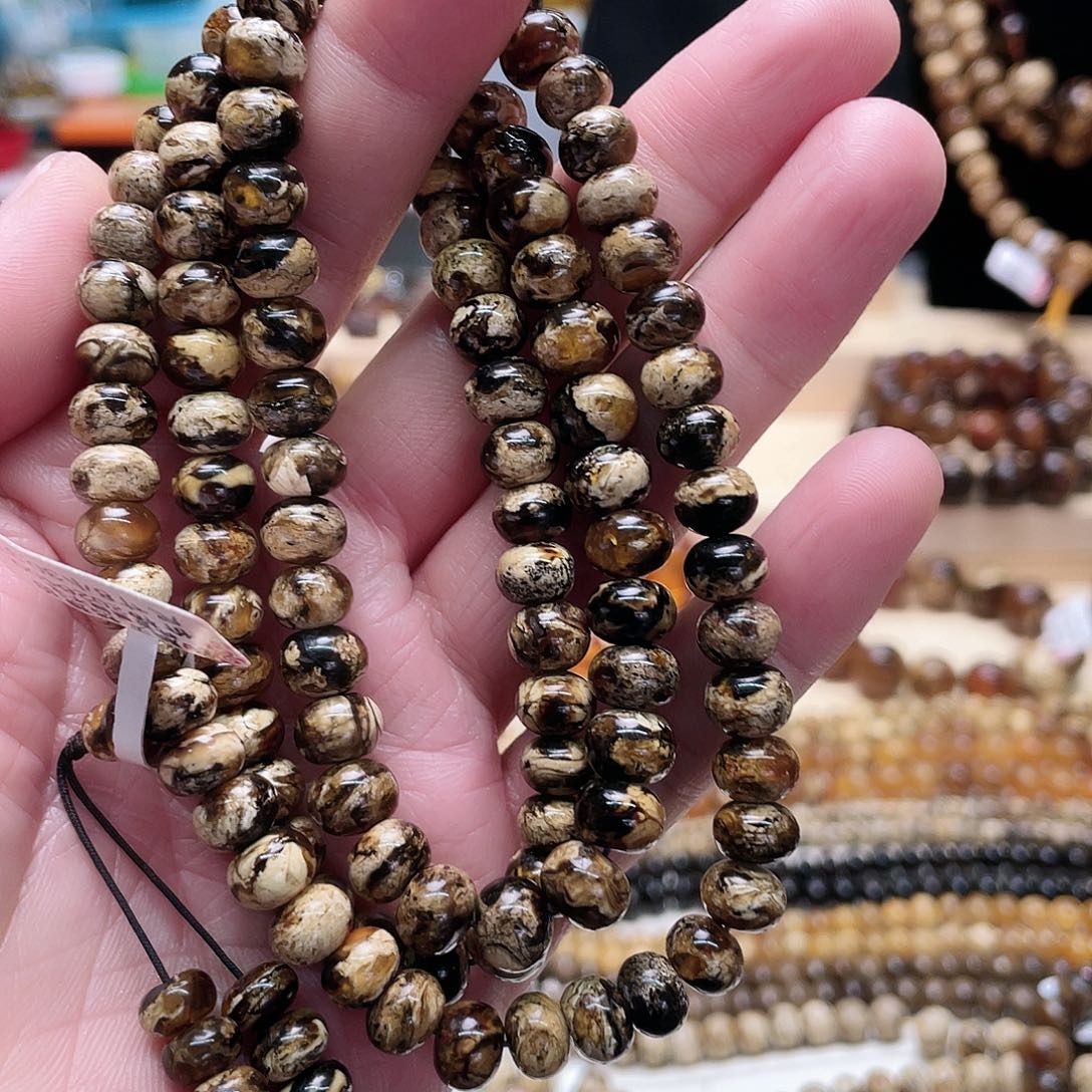 琥珀裸石未镶嵌红**。八10381