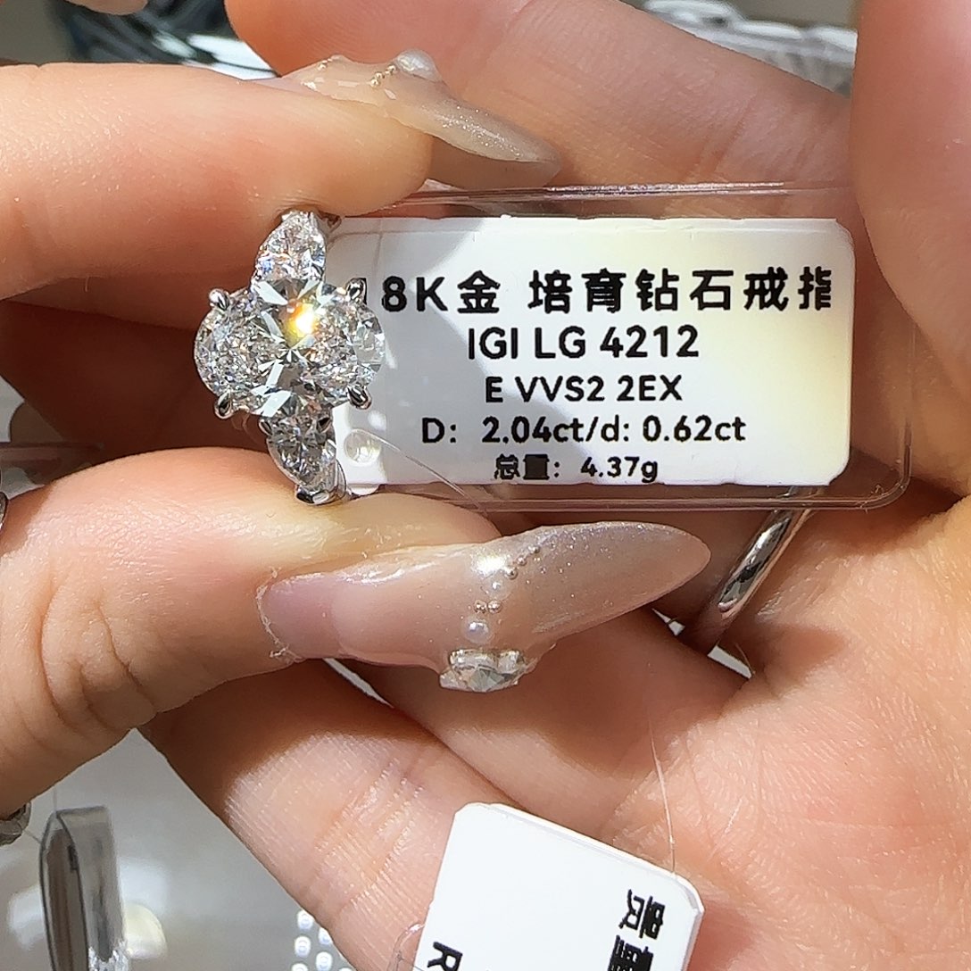 实验室培育钻石18K金镶嵌H****y2卡椭圆三石 16