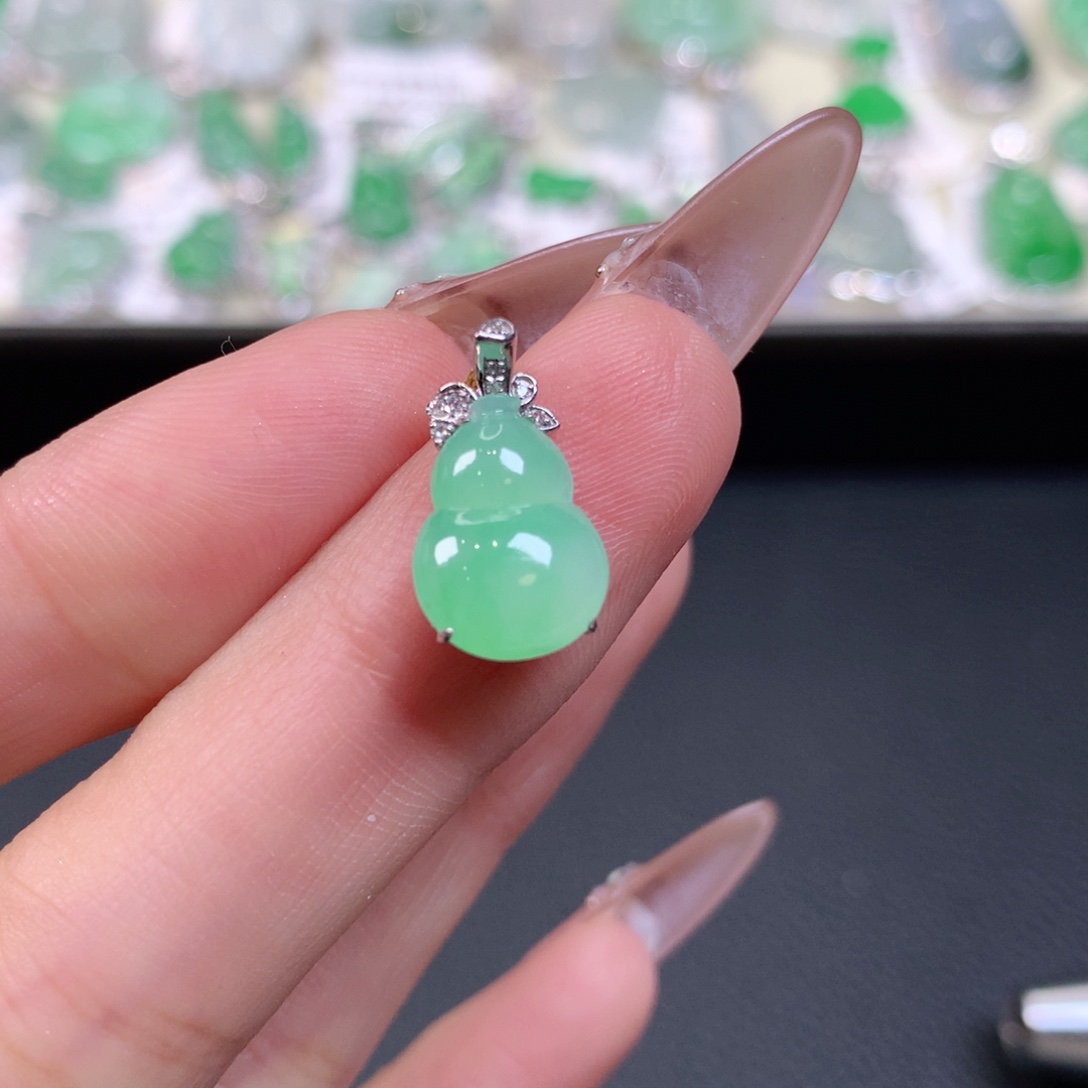 翡翠18K金镶嵌颈饰