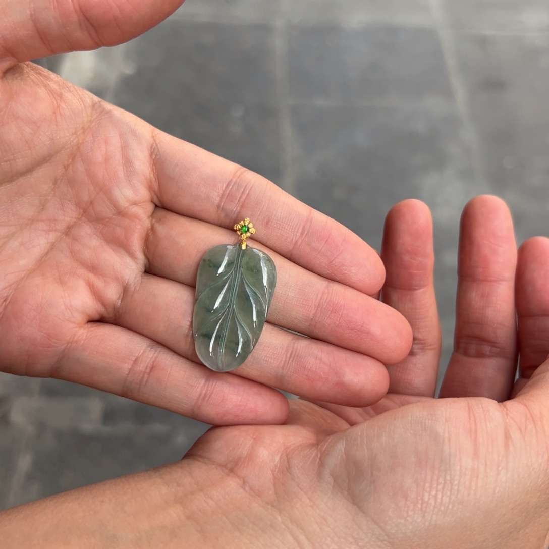 翡翠颈饰18K金镶嵌天然翡翠叶子