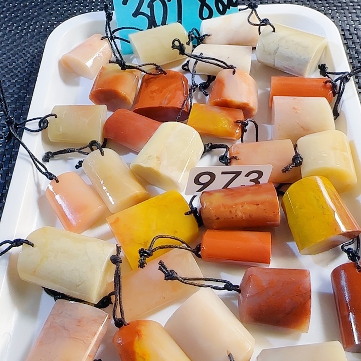 j***e印石青田石老挝石椭圆随形印章30个88元，尺寸2-3多公分