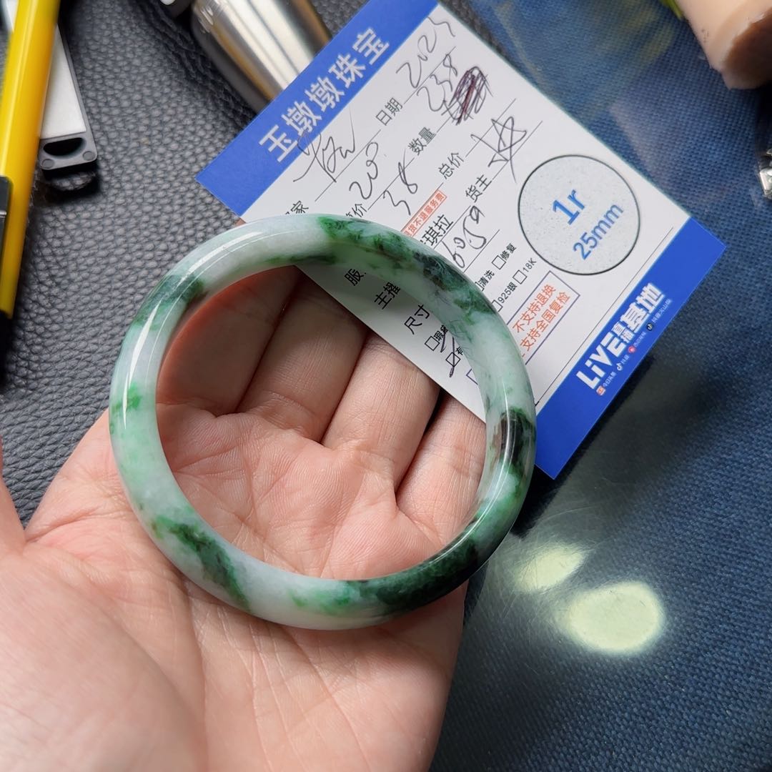 翡翠颈饰未镶嵌落**落