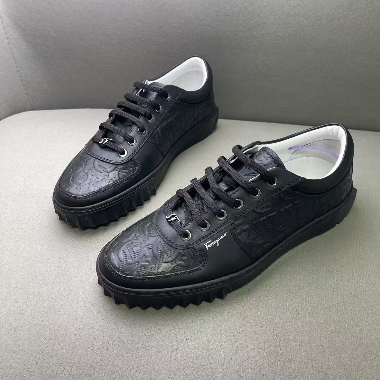 未使用 FERRAGAMO/菲拉格慕 黑色时尚舒适老花满印板鞋 39国码