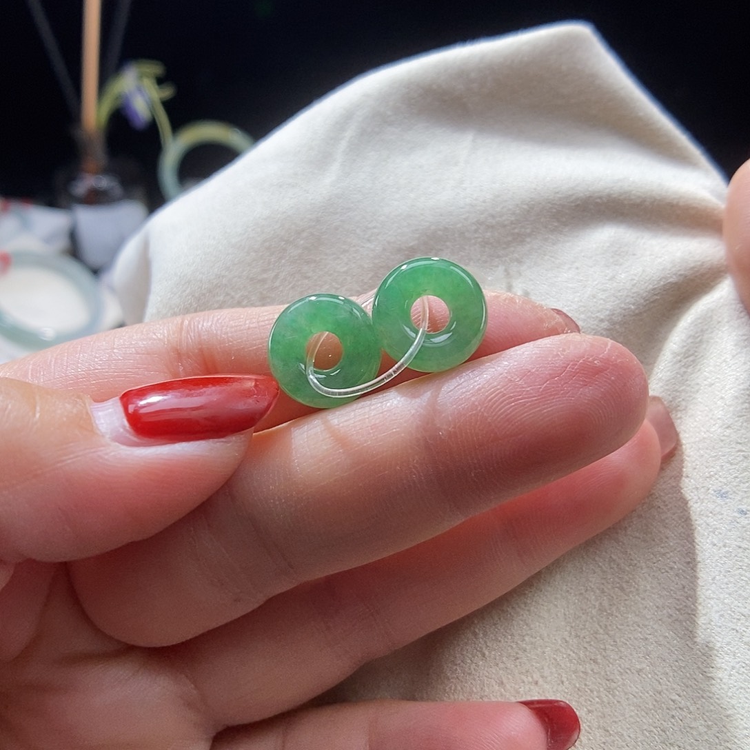 翡翠未镶嵌颈饰圈圈一对