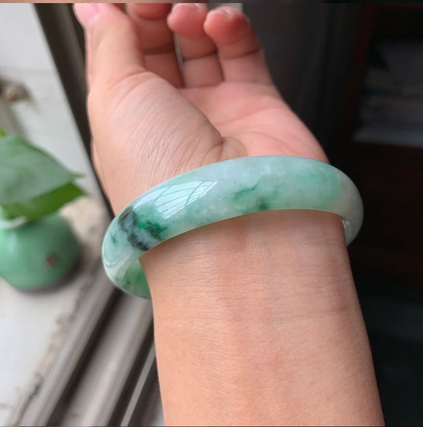 58圈贵妃手镯，飘绿花天然缅甸翡翠A货。A23