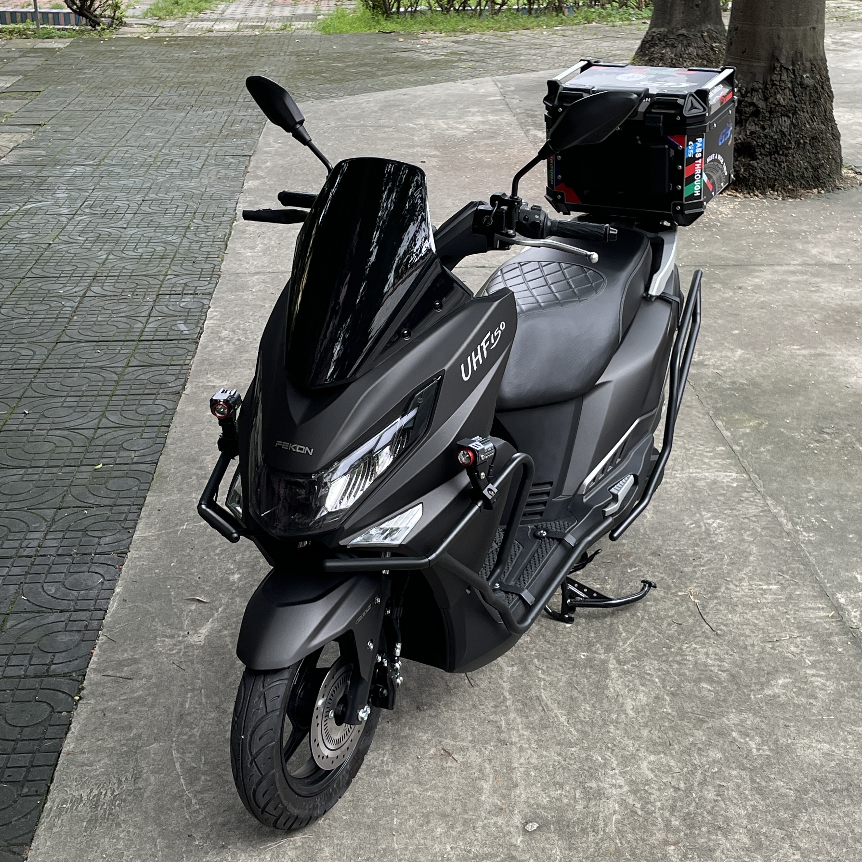 广州飞肯UHF150cc踏板摩托车带升级件国四电喷整车可上牌