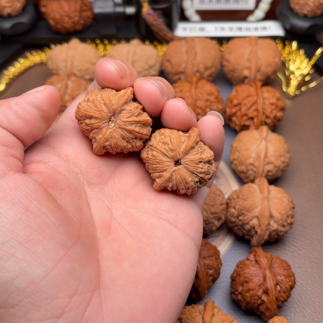 文玩核桃把件血麒麟狮子头拍