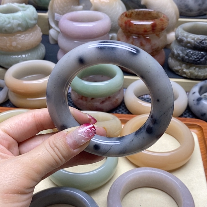 石英岩玉手镯未镶嵌