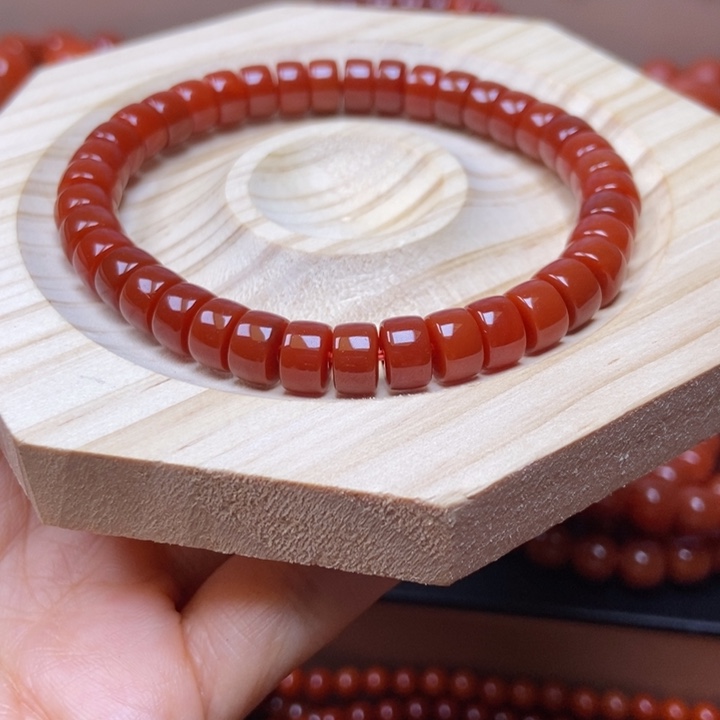 玛瑙/玉髓手链未镶嵌卡7+牛血红药片直射