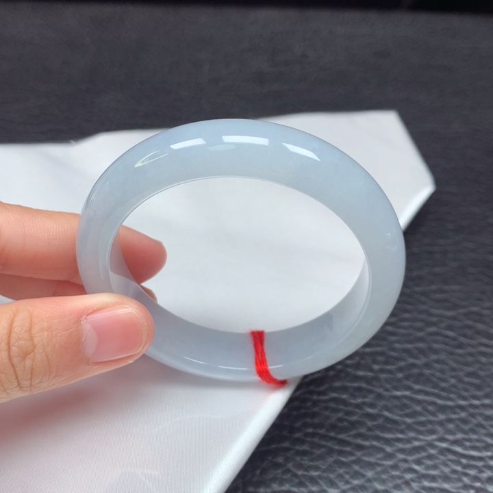 翡翠手镯未镶嵌。