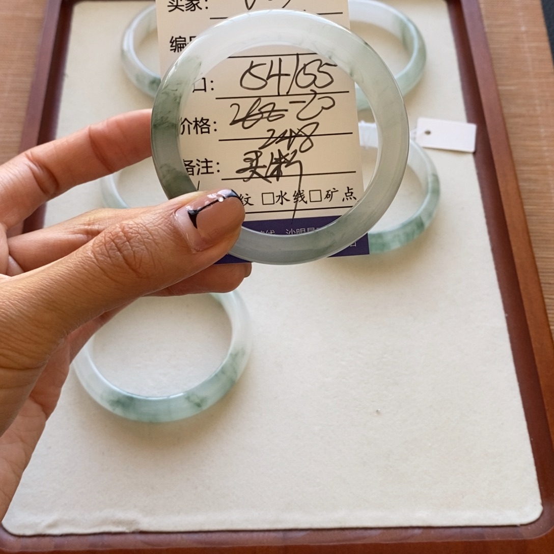 咕***叽石英质玉未镶嵌手镯