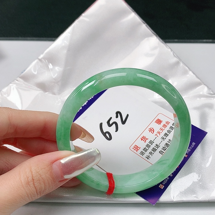 翡翠手镯未镶嵌翡翠手镯