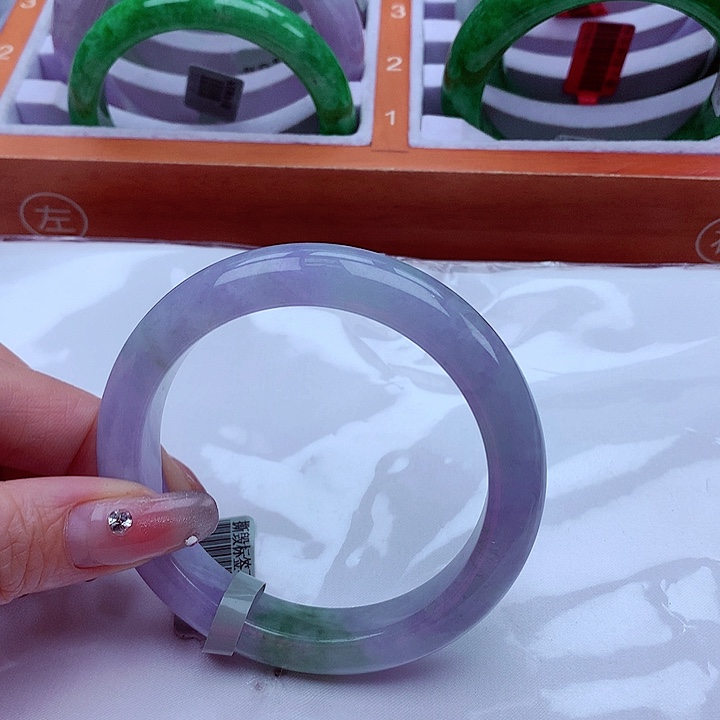 翡翠手镯未镶嵌翡翠