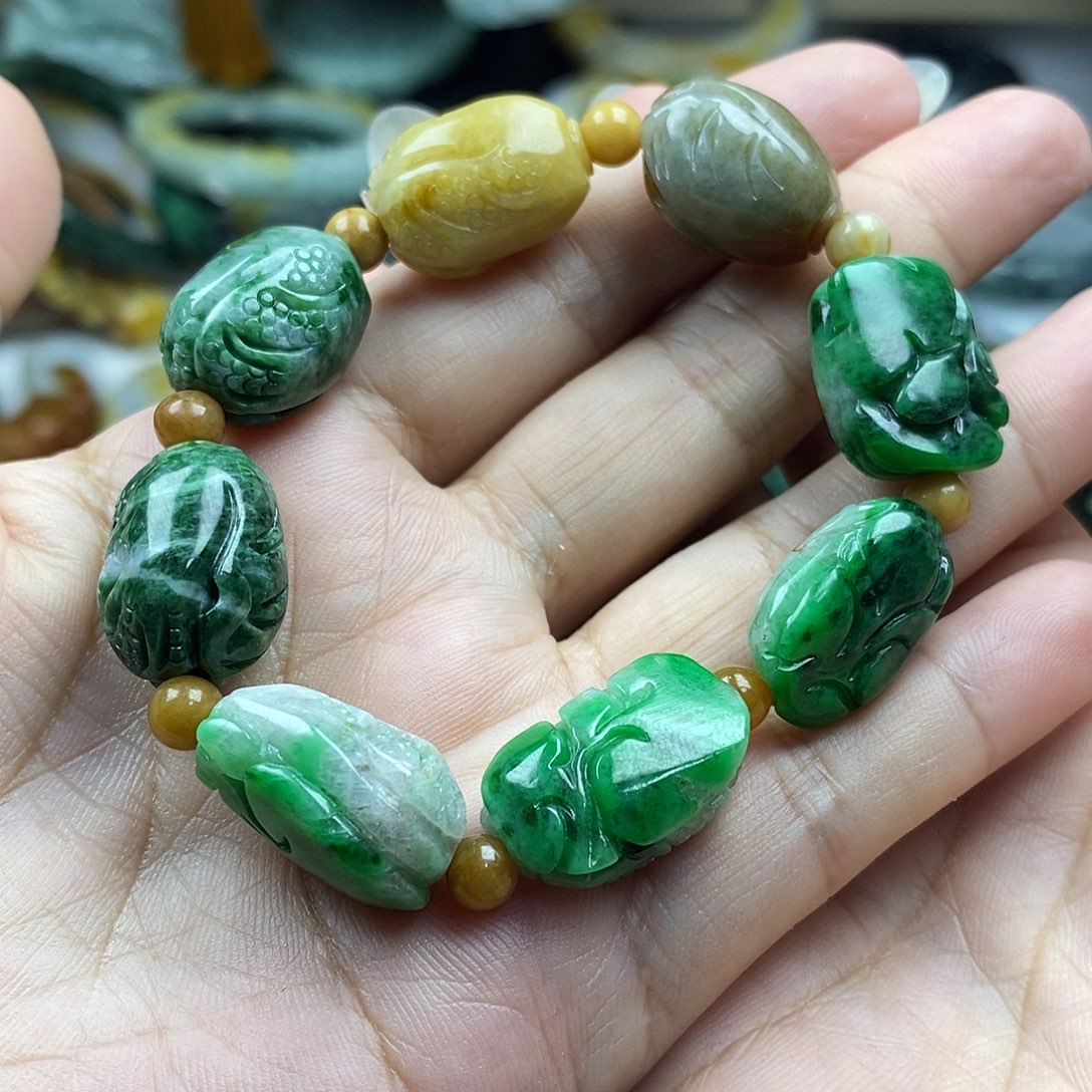 翡翠未镶嵌颈饰我****天手串