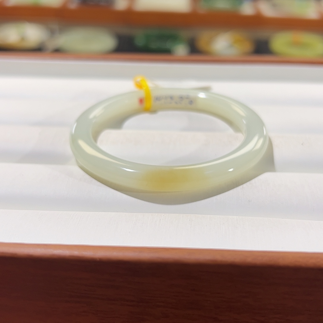 和田玉手镯未镶嵌糖白美人条