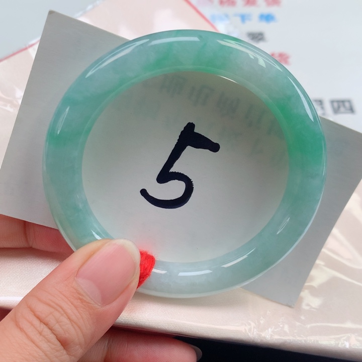 翡翠手镯未镶嵌翡翠