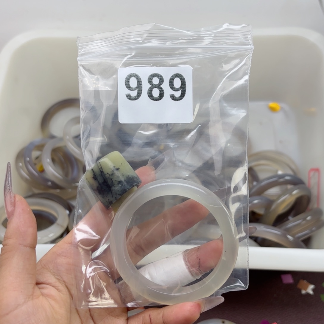 蛇纹石玉未镶嵌手镯M****?