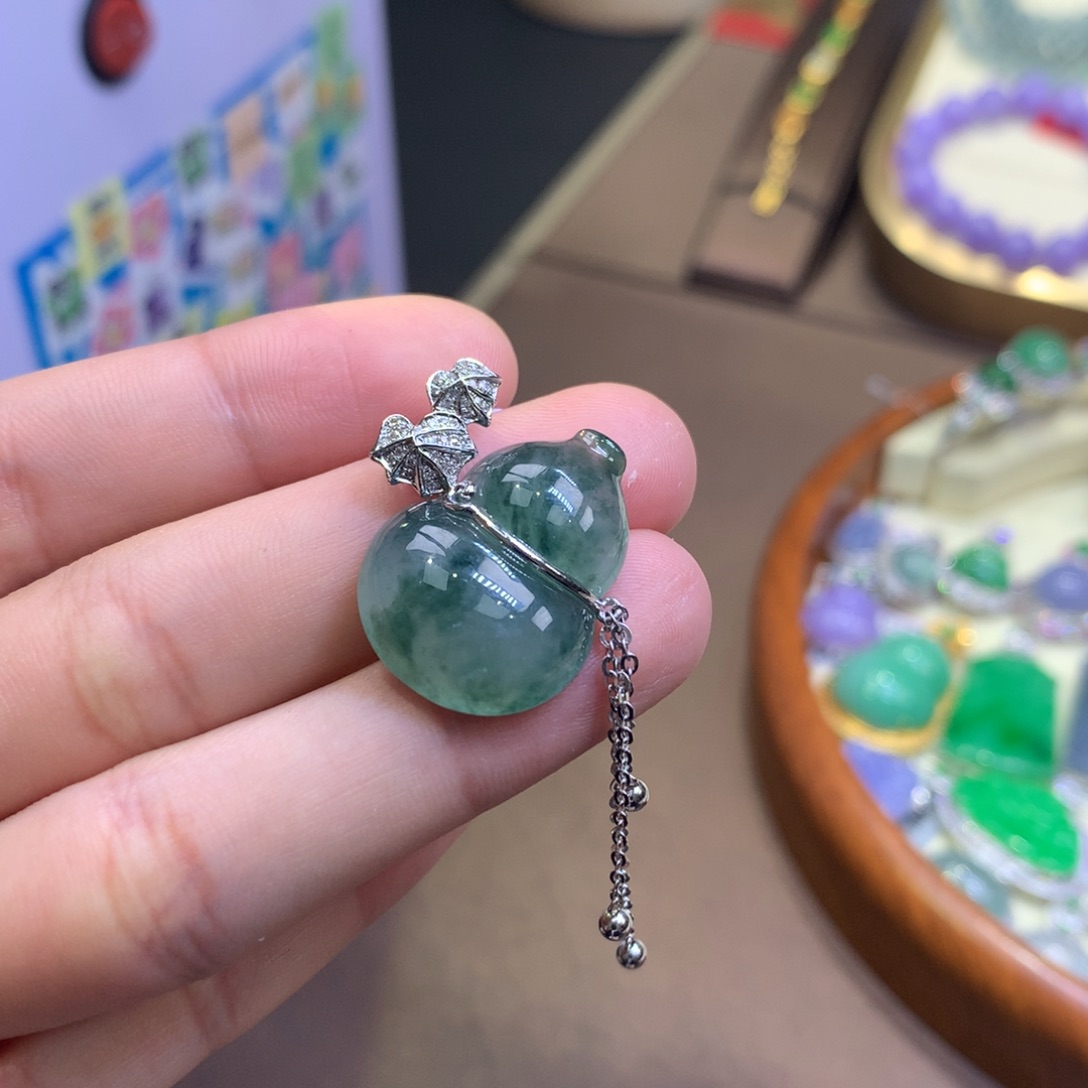 翡翠18K金镶嵌颈饰翡翠