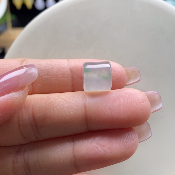 翡翠吊坠(不含链)未镶嵌翡翠冰茶飘绿桶珠