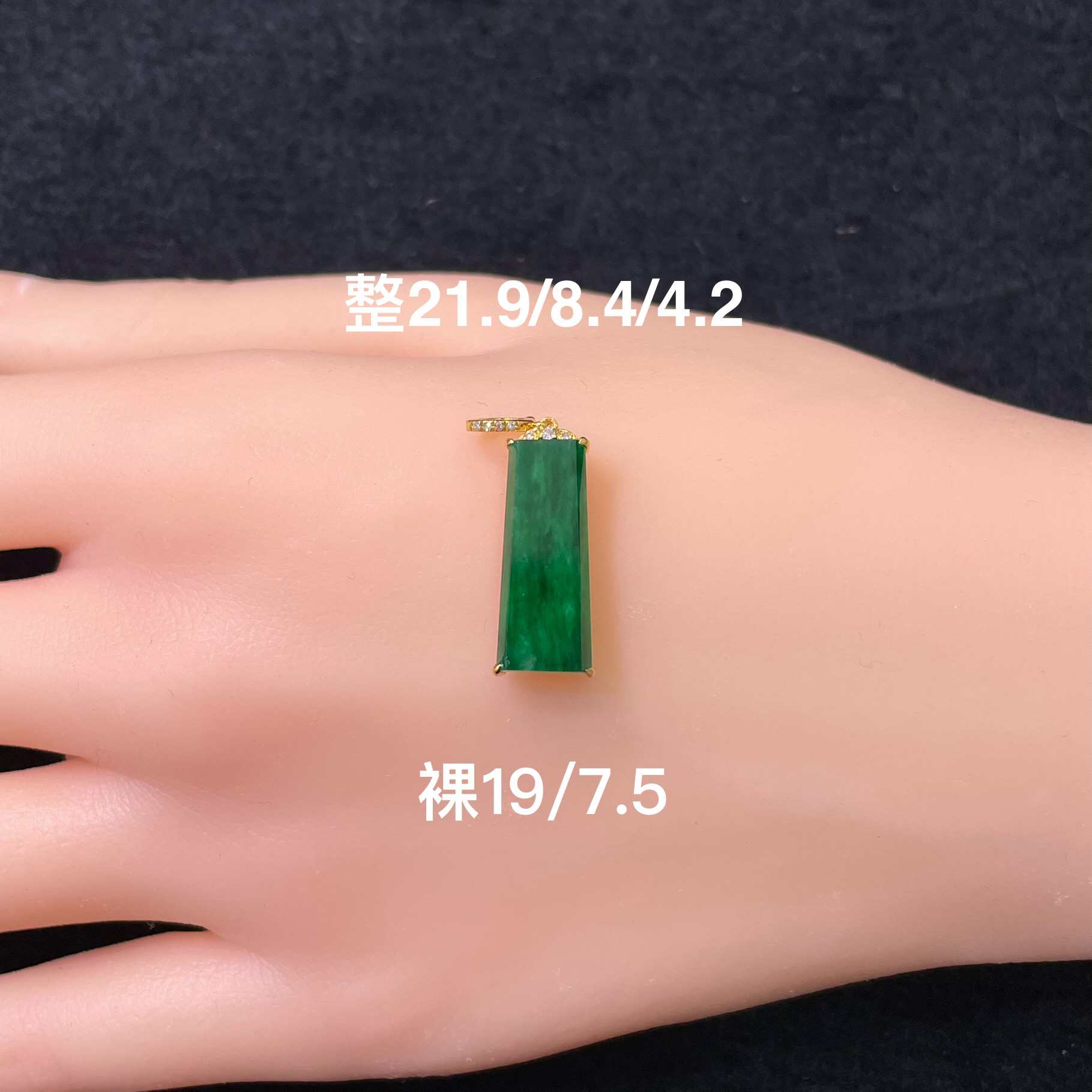 天然缅A翡翠满色飘辣绿素面牌吊坠18k金镶嵌