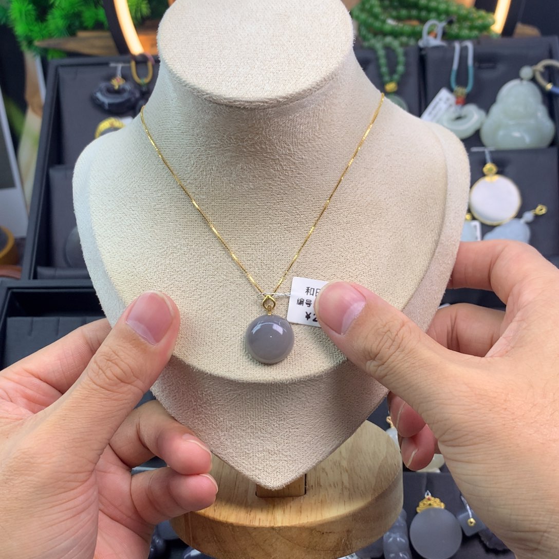 和田玉吊坠18K金镶嵌