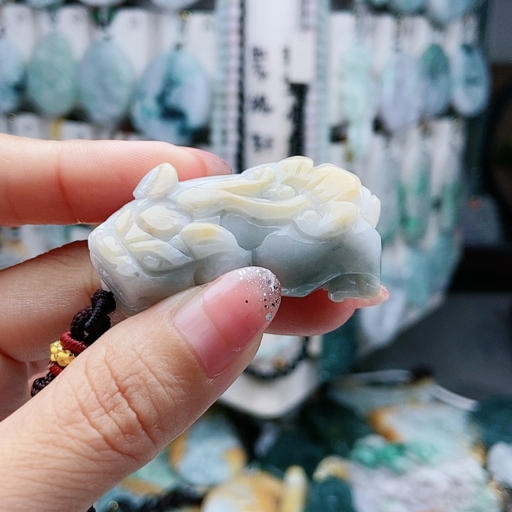 颈饰足铂镶嵌翡翠翡翠